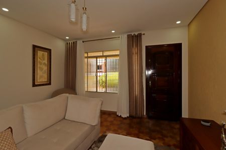 Casa à venda com 235m², 2 quartos e 1 vagaSala