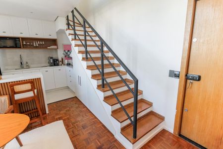 Apartamento à venda com 85m², 1 quarto e 2 vagasEscada acesso quarto