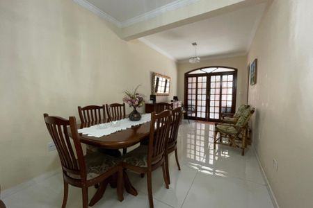 Casa à venda com 220m², 3 quartos e 2 vagas