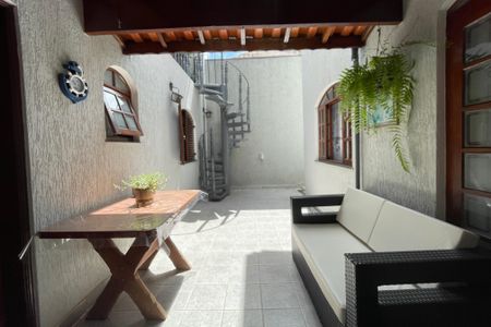 Casa à venda com 220m², 3 quartos e 2 vagas