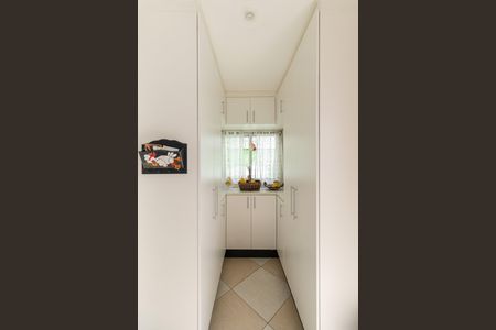 Casa à venda com 210m², 3 quartos e 4 vagas Casa à venda com 210m², 3 quartos e 4 vagasCozinha - Armários