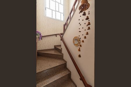 Casa à venda com 210m², 3 quartos e 4 vagas Casa à venda com 210m², 3 quartos e 4 vagasEscada