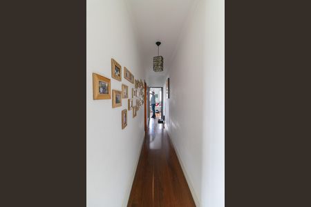 Casa à venda com 210m², 3 quartos e 4 vagas Casa à venda com 210m², 3 quartos e 4 vagasCorredor