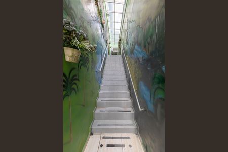 Casa à venda com 210m², 3 quartos e 4 vagas Casa à venda com 210m², 3 quartos e 4 vagasEscada