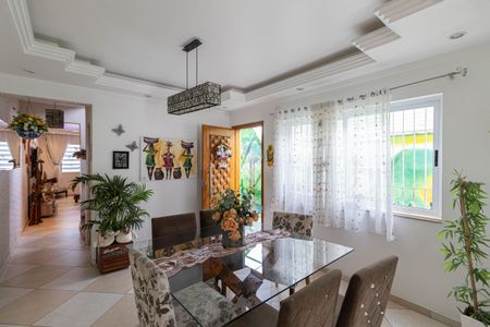 Casa à venda com 210m², 3 quartos e 4 vagas Casa à venda com 210m², 3 quartos e 4 vagasCozinha e Sala de Jantar