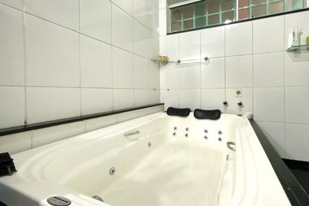 Casa à venda com 385m², 6 quartos e 4 vagasBanheiro da Suíte 1