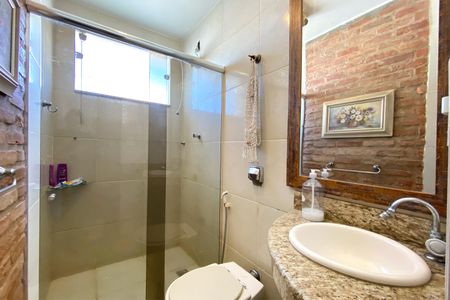 Casa à venda com 385m², 6 quartos e 4 vagasBanheiro externo