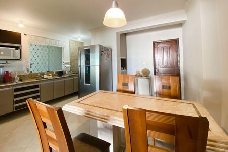 Casa à venda com 385m², 6 quartos e 4 vagasCozinha