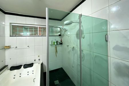 Casa à venda com 385m², 6 quartos e 4 vagasBanheiro da Suíte 1