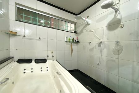 Casa à venda com 385m², 6 quartos e 4 vagasBanheiro da Suíte 1