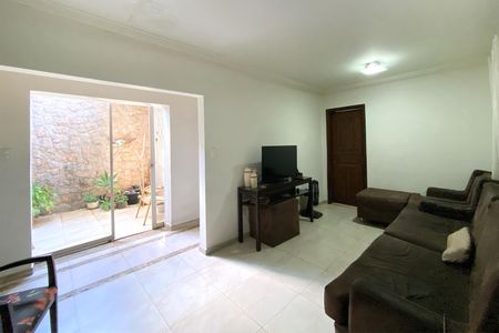 Casa à venda com 385m², 6 quartos e 4 vagasSala