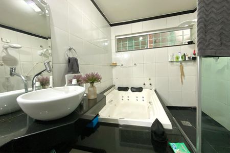 Casa à venda com 385m², 6 quartos e 4 vagasBanheiro da Suíte 1