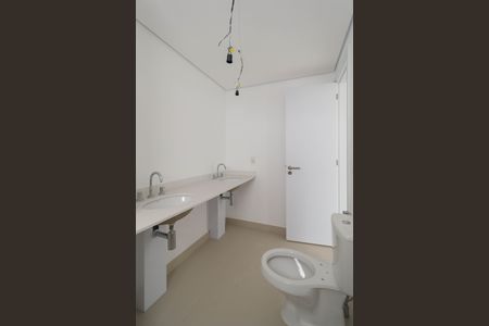 Apartamento à venda com 195m², 4 quartos e 3 vagas Apartamento à venda com 195m², 4 quartos e 3 vagasBanheiro da Suíte 1