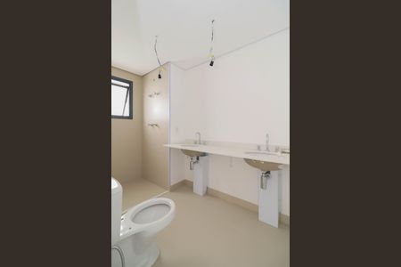 Apartamento à venda com 195m², 4 quartos e 3 vagas Apartamento à venda com 195m², 4 quartos e 3 vagasBanheiro da Suíte 1