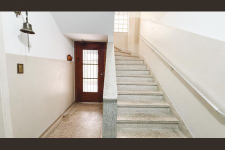 Apartamento à venda com 60m², 2 quartos e 1 vagaEscada