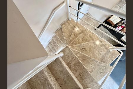 Apartamento para alugar com 134m², 3 quartos e 2 vagas Apartamento para alugar com 134m², 3 quartos e 2 vagasEscada