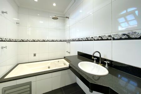 Apartamento à venda com 240m², 4 quartos e 3 vagasBanheiro da Suíte 2