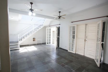 Casa à venda com 183m², 4 quartos e 2 vagasSala