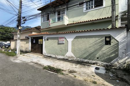 Casa de condomínio à venda com 216m², 4 quartos e 1 vaga Casa de condomínio à venda com 216m², 4 quartos e 1 vagaFachada