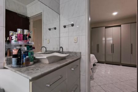 Casa de condomínio à venda com 216m², 4 quartos e 1 vaga Casa de condomínio à venda com 216m², 4 quartos e 1 vagaBanheiro da Suíte 1