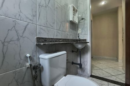 Casa de condomínio à venda com 216m², 4 quartos e 1 vaga Casa de condomínio à venda com 216m², 4 quartos e 1 vagaBanheiro Social 2