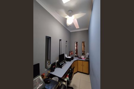 Casa à venda com 200m², 2 quartos e 3 vagas Casa à venda com 200m², 2 quartos e 3 vagasEscritório