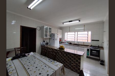 Casa à venda com 200m², 2 quartos e 3 vagas Casa à venda com 200m², 2 quartos e 3 vagasCozinha - Armários