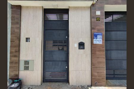 Casa à venda com 200m², 2 quartos e 3 vagas Casa à venda com 200m², 2 quartos e 3 vagasEntrada