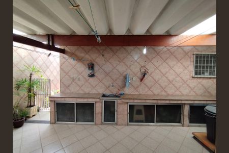 Casa à venda com 200m², 2 quartos e 3 vagas Casa à venda com 200m², 2 quartos e 3 vagasQuintal