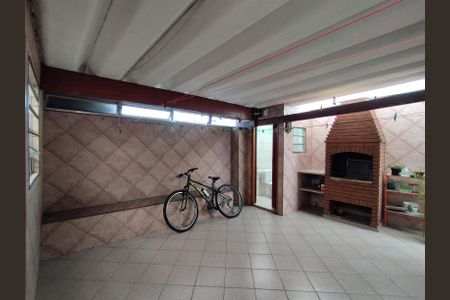 Casa à venda com 200m², 2 quartos e 3 vagas Casa à venda com 200m², 2 quartos e 3 vagasQuintal