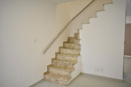 Casa para alugar com 100m², 2 quartos e 1 vagaEscada