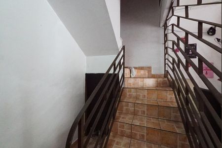 Casa à venda com 170m², 2 quartos e 2 vagasEscada
