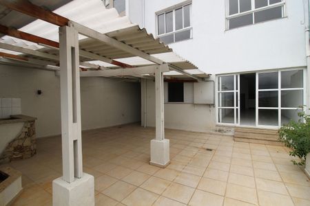 Casa à venda com 226m², 3 quartos e 3 vagas Casa à venda com 226m², 3 quartos e 3 vagasQuintal