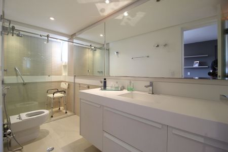 Apartamento à venda com 247m², 3 quartos e 3 vagasBanheiro da Suíte 1