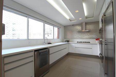 Apartamento à venda com 247m², 3 quartos e 3 vagasCozinha e Área de Serviço
