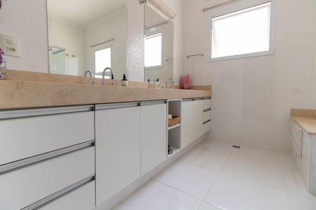 Casa de condomínio à venda com 414m², 3 quartos e 4 vagasBANHEIRO DA SUITE 1