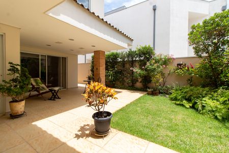 Casa de condomínio à venda com 414m², 3 quartos e 4 vagasÁREA EXTERNA FUNDOS