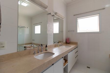 Casa de condomínio à venda com 414m², 3 quartos e 4 vagasBANHEIRO DA SUITE 1