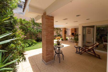 Casa de condomínio à venda com 414m², 3 quartos e 4 vagasÁREA EXTERNA FUNDOS