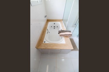 Casa de condomínio à venda com 414m², 3 quartos e 4 vagasBANHEIRO DA SUITE 1