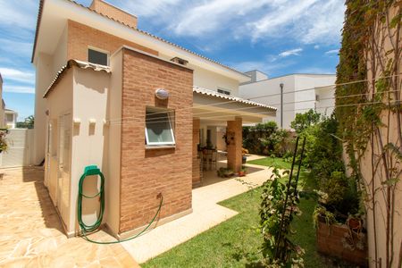 Casa de condomínio à venda com 414m², 3 quartos e 4 vagasÁREA EXTERNA FUNDOS