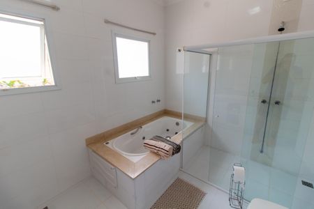 Casa de condomínio à venda com 414m², 3 quartos e 4 vagasBANHEIRO DA SUITE 1