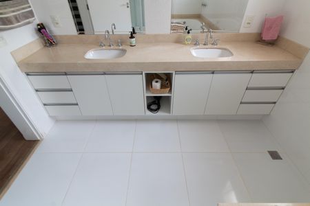 Casa de condomínio à venda com 414m², 3 quartos e 4 vagasBANHEIRO DA SUITE 1