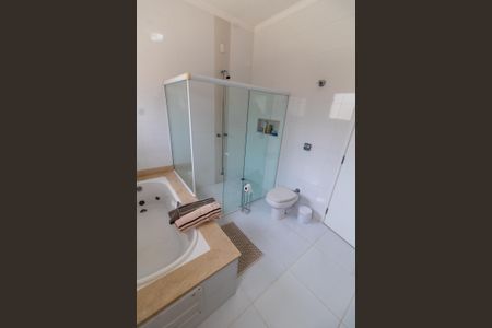 Casa de condomínio à venda com 414m², 3 quartos e 4 vagasBANHEIRO DA SUITE 1