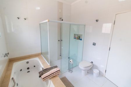 Casa de condomínio à venda com 414m², 3 quartos e 4 vagasBANHEIRO DA SUITE 1