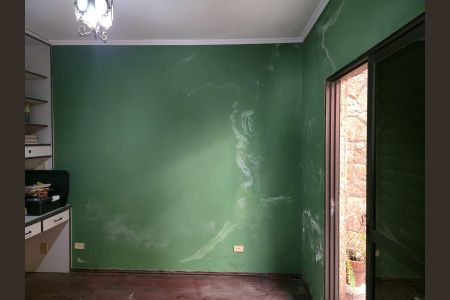 Casa à venda com 350m², 4 quartos e 8 vagasQuarto 03 acesso ao Jardim de inverno 