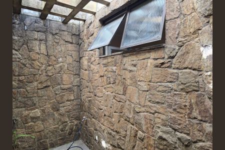 Casa à venda com 350m², 4 quartos e 8 vagasQuarto 03 acesso ao Jardim de inverno 