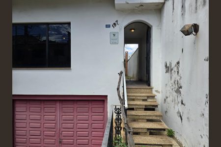 Casa à venda com 350m², 4 quartos e 8 vagasEscada acesso ao imovel 