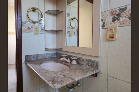 Casa à venda com 350m², 4 quartos e 8 vagasBanheiro da Suíte 02