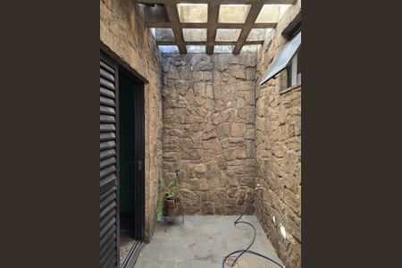 Casa à venda com 350m², 4 quartos e 8 vagasQuarto 03 acesso ao Jardim de inverno 